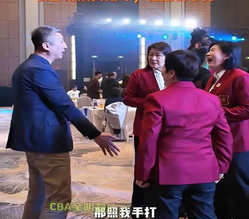 有趣！郭士強回應搶斷日本隊的球，引起了現場哈哈大笑