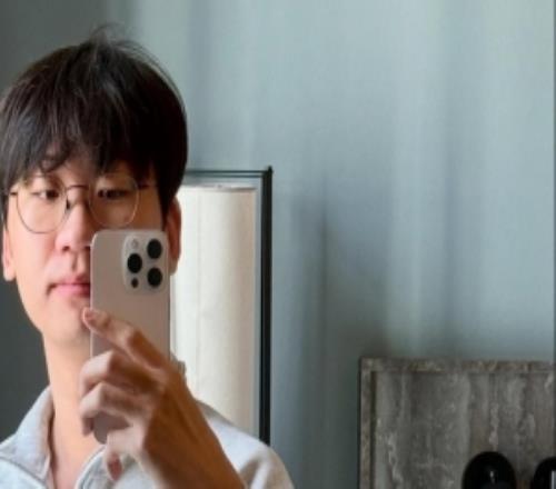 風格還挺多Doran分享對鏡自拍