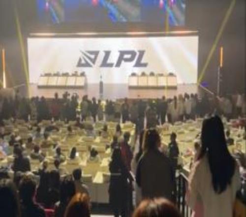 誰說LPL涼了第一賽段總決賽蘇州場(chǎng)館爆滿，觀眾熱情不減