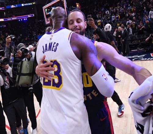 ESPN記者：庫(kù)里知道一定會(huì)有超巨加盟勇士，不是字母哥就是詹姆斯