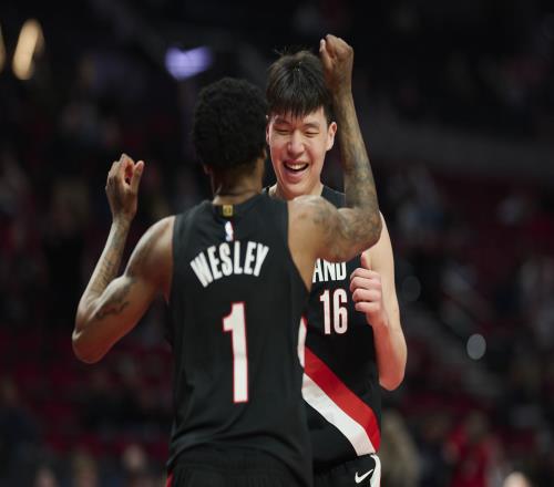 吃餅暴扣2+1！單防后衛(wèi)不吃虧，楊瀚森一戰(zhàn)打服斯帥：沒讓我失望