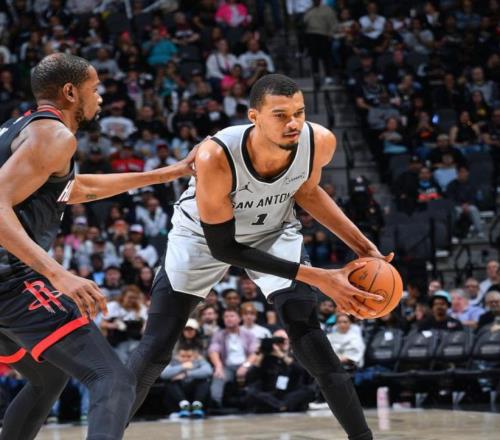 狂輸25分！馬刺三殺火箭，杜蘭特12中7，文班29+4帽打爆申京