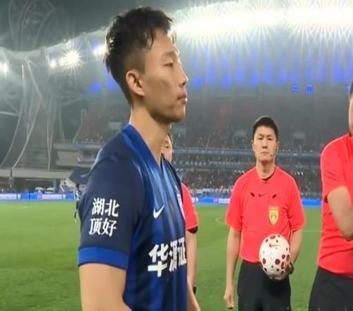 賀慣:首場比賽還在適應階段,對大家來說都是一個很好的學習