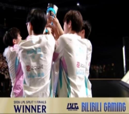 主持人吳雨凡:BLG最后一把優勢打的真穩啊捧起了銀龍覺醒