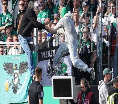 圖片報(bào)：德乙有球迷拔掉VAR監(jiān)視器電源，導(dǎo)致主裁無(wú)法看回放