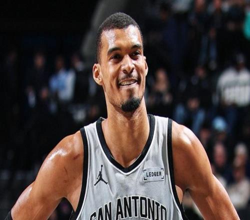 文班29+8+4封蓋打爆申京,杜蘭特23分難救主,馬刺輕取火箭4連勝