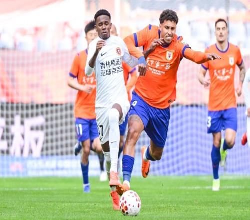 恐遭禁賽中超最貴外援不滿判罰！做蒙眼吹哨手勢(shì)嘲諷張雷+染黃