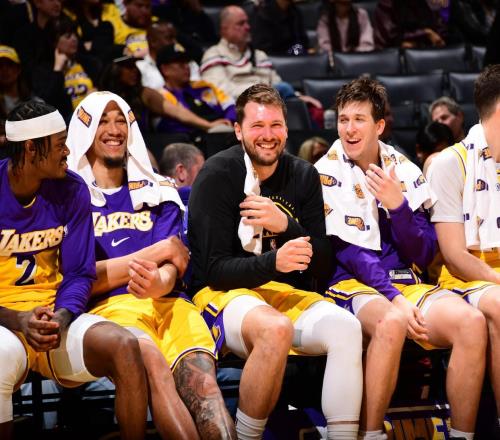 東契奇、里夫斯帶隊擊敗尼克斯，無詹湖人拿下本賽季最漂亮一戰