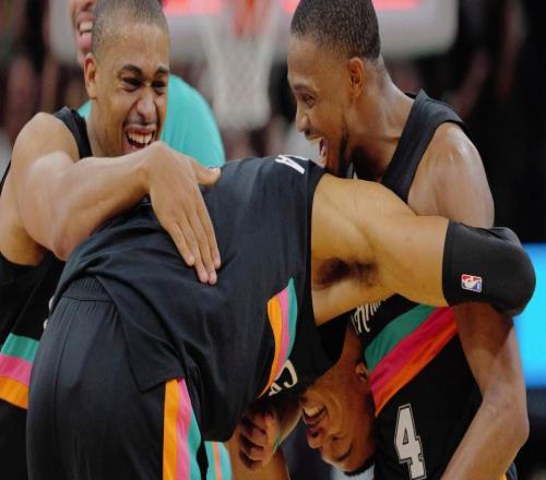 25分大逆轉(zhuǎn)平紀(jì)錄！文班27+10+4帽喜極而泣馬刺15戰(zhàn)14勝征服小卡