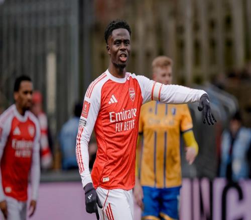 以德報怨，薩卡友善回應(yīng)此前舉起挑釁字樣球衣的曼斯費(fèi)爾德球迷