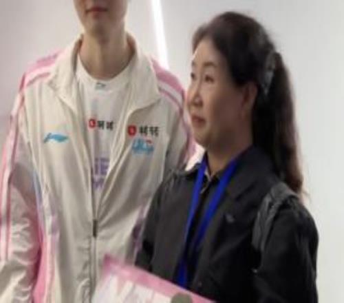 BLG分享視頻：Viper媽媽也來(lái)到蘇州決賽現(xiàn)場(chǎng)，為兒子和BLG加油