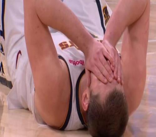 約基奇再吃多爾特黑肘連續兩次對陣雷霆慘遭惡犯