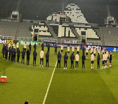 緬懷一年前去世的隊(duì)醫(yī)米尼亞羅，巴薩全隊(duì)訓(xùn)練前默哀一分鐘