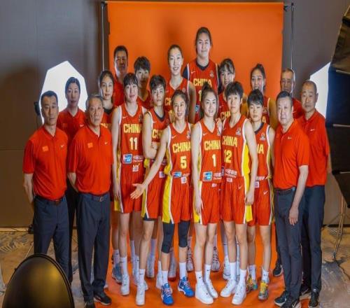 中國(guó)女籃12人定妝照出爐！2米26張子宇搶鏡，李月汝楊舒予搞怪