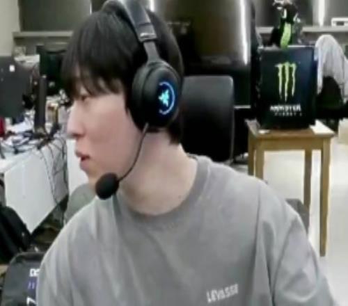 排到地獄隊友局的Gumayusi！zeka安慰：運勢抽崩了那不就只能輸咯