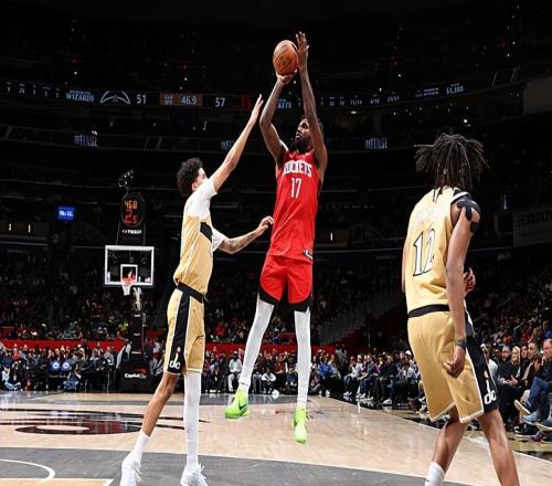 繼續(xù)著災(zāi)難級(jí)表現(xiàn)，火箭鋒線新星真是要把自己的大合同給打沒了