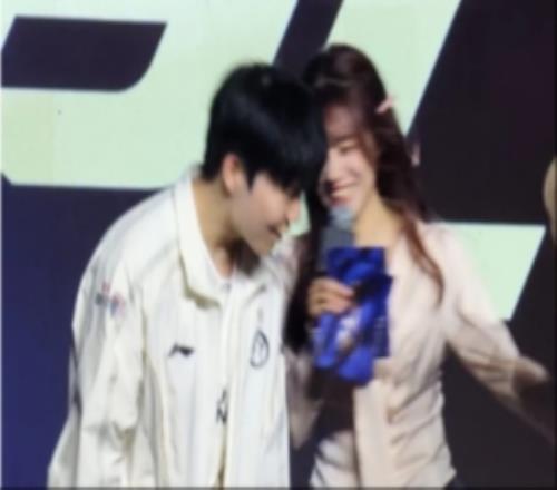 網(wǎng)友熱議Rookie官宣微博：九年了才發(fā)現(xiàn)感情走到不同的方向嗎