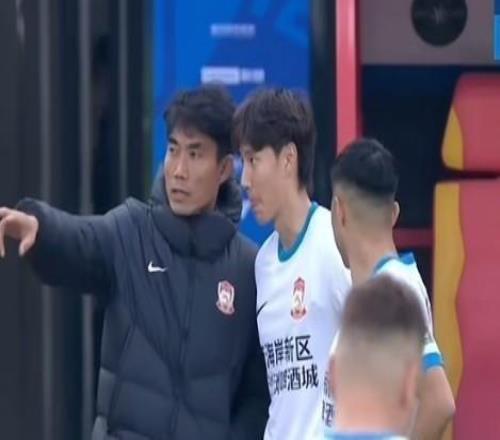 記者：西海岸隊(duì)今天奔赴上海，備戰(zhàn)本周日客戰(zhàn)海港隊(duì)的比賽