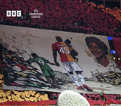 加拉塔薩雷球迷制作Tifo致敬奧斯梅恩已故母親，球員感動(dòng)落淚