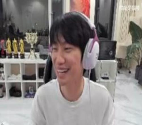 太變態(tài)！Doinb直播間彈幕：泡面過期不丟，在一起九年的女友說丟就丟