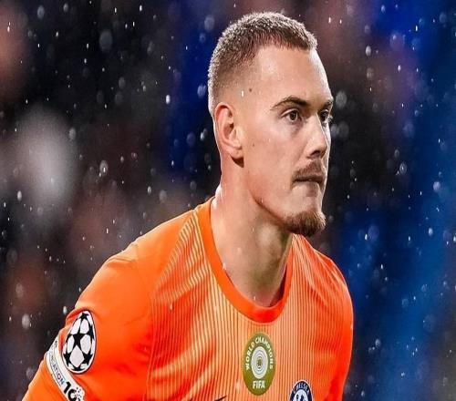 約恩森無視詹姆斯呼喚準(zhǔn)備直接離場(chǎng)，但被桑切斯攔住并喊去謝場(chǎng)