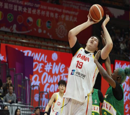 數(shù)據(jù)漂亮但作用有限！女籃天才罰球3中0，球迷：換劉禹彤多好