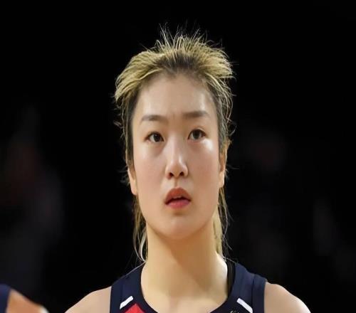 宮魯鳴動真格了，女籃大換血，3人上桌，2人下桌，楊舒予李夢在列