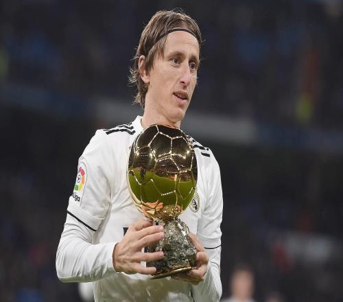 跟隊(duì)記者：莫德里奇將金球獎(jiǎng)捐給米蘭博物館并展覽到賽季結(jié)束