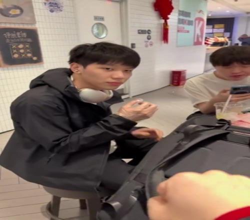 BLG公布選手前往巴西參賽記錄：候機期間在吃KFC，明天落地巴西