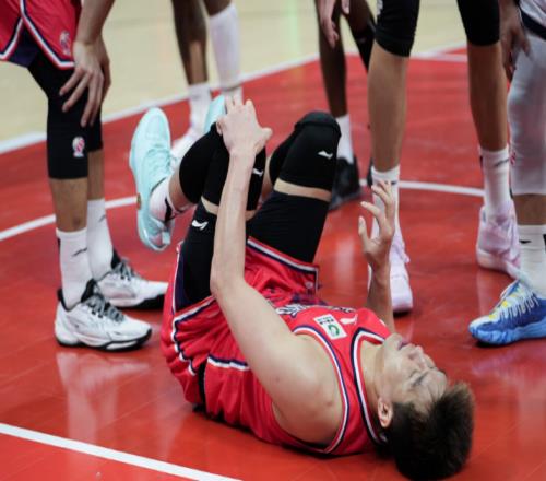 廣州男籃官宣：郭艾倫將去北大第三醫院手術全體球員簽名祝福