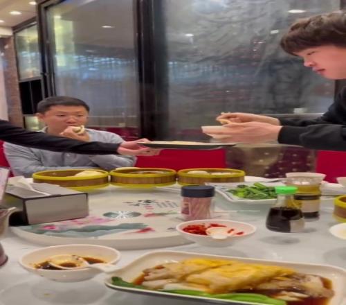 BLG更新視頻：到達巴西的選手工作人員正在吃廣式茶點