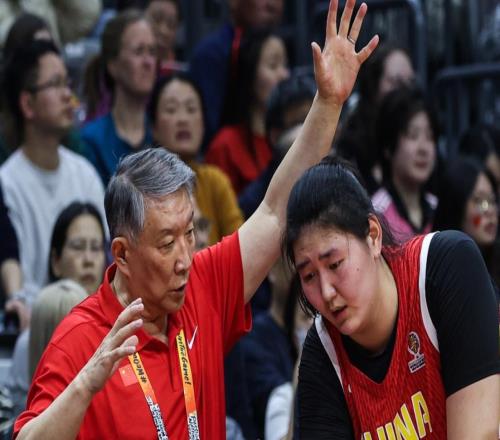 后衛水平太差，主教練戰術僵化！中國女籃浪費張子宇兩雙