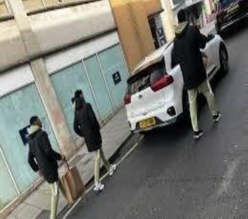 散著步把球踢了拉納卡球員被球迷拍到外出購物，隨后歐協聯逼平水晶宮