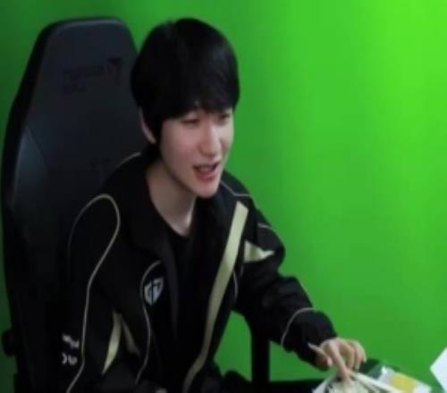 走出國門了彈幕：朋友9年分手peanut：因為到該分手的時候