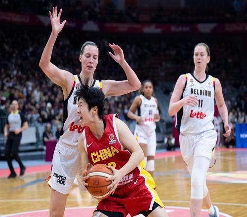 中國女籃慘敗，她才是最失意之人！宮魯鳴無人可用，球迷呼喚李夢