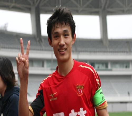 他上賽季還在踢中甲，如今卻來到上港被視為李帥接班人，引發(fā)熱議