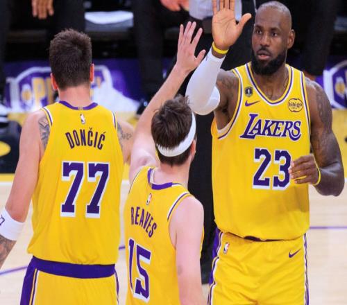 51分10板9助！30分5板7助！湖人新王炸組合誕生，老詹復出不搶戲