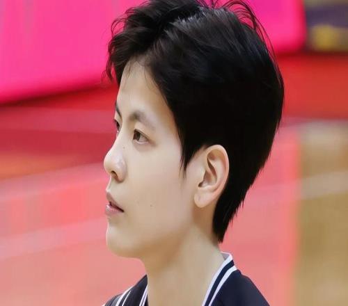 宮魯鳴動(dòng)真格了，女籃大換血，3人上桌，2人下桌，楊舒予李夢(mèng)在列