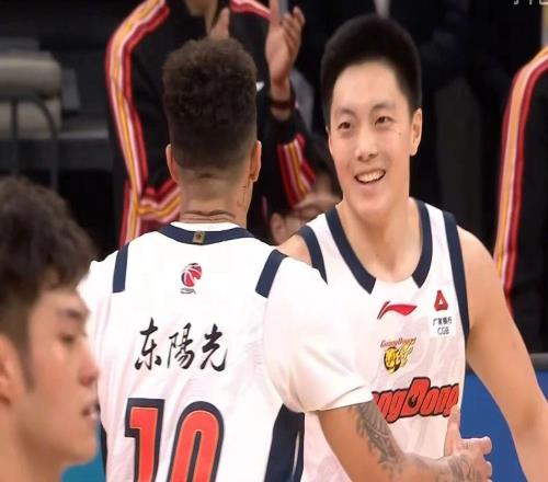 廣東男籃4分險勝深圳,薩林杰25+6薩姆納20+5,麥考爾表現(xiàn)糟糕!