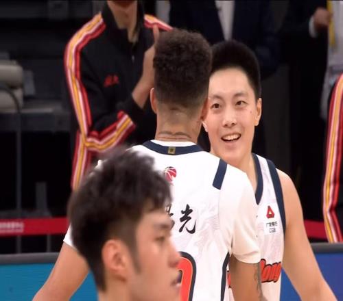 杜鋒賭對了！張皓嘉打爆深圳男籃，這可是廣東隊的首發(fā)三號位！