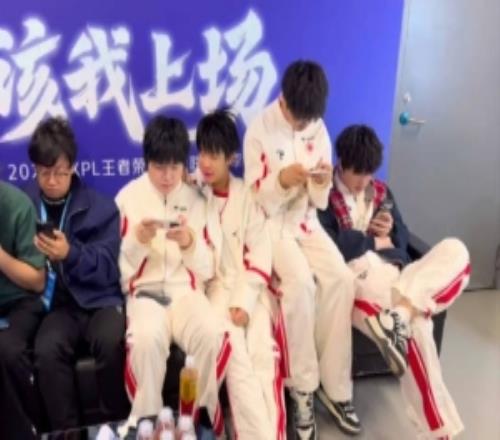 TES王者發(fā)布選手線下動態(tài)：擁擠的沙發(fā)2.0