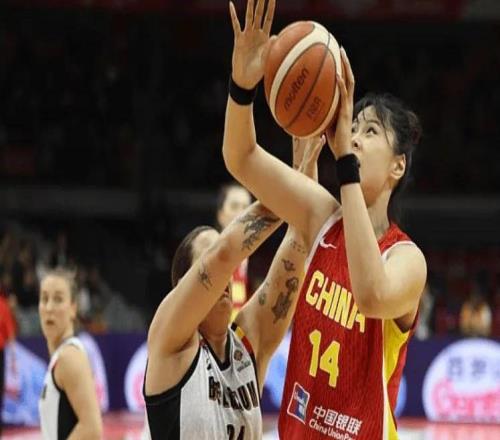 女籃虐南蘇丹！王思雨+2將回暖齊爆，張子宇統治籃下，李月汝迷失