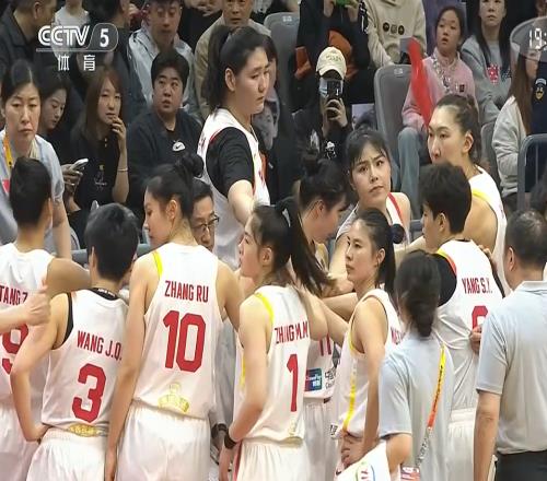 世預賽一夜之后，中國女籃近乎出線，宮魯鳴惹爭議，最新形勢如下