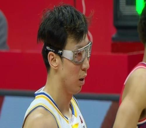 許利民：末節麥基和周琦在場表現堅定后續圍繞雙塔搭配更多的戰術