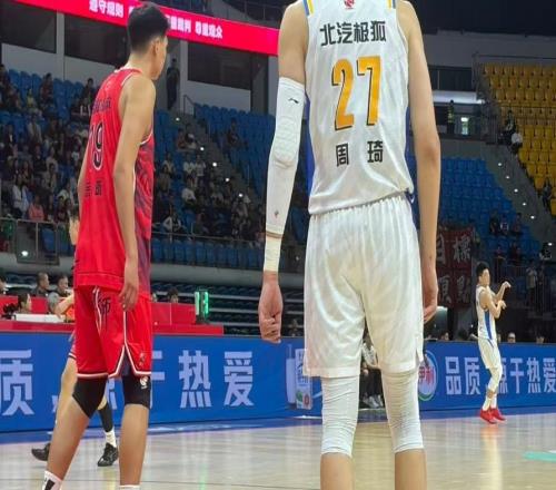 背后扣麥基一球！廣州中鋒大戰NBA冠軍，只給自己打6分