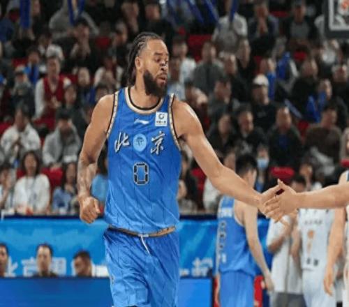 13分大勝，殺回聯賽第5！周琦怒吼慶祝，麥基19+7選對了