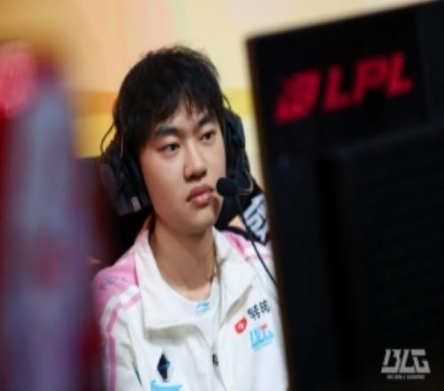 中韓賽區(qū)先鋒賽四位中單數(shù)據(jù)對比：Knight對線經(jīng)濟差759