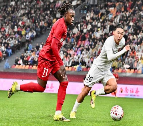 10！紅牌改變戰局，升班馬創造歷史，中超隊史首勝，登頂積分榜