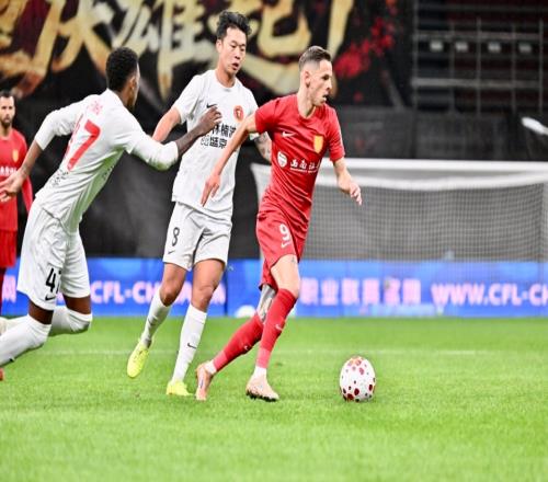 隊(duì)史中超首勝！銅梁龍10升榜首送十人遼寧鐵人2連敗肯帕努制勝