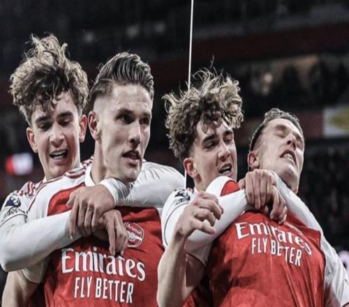 太激動了，道曼慶祝哲凱賴什進球時勒住了后者的脖子